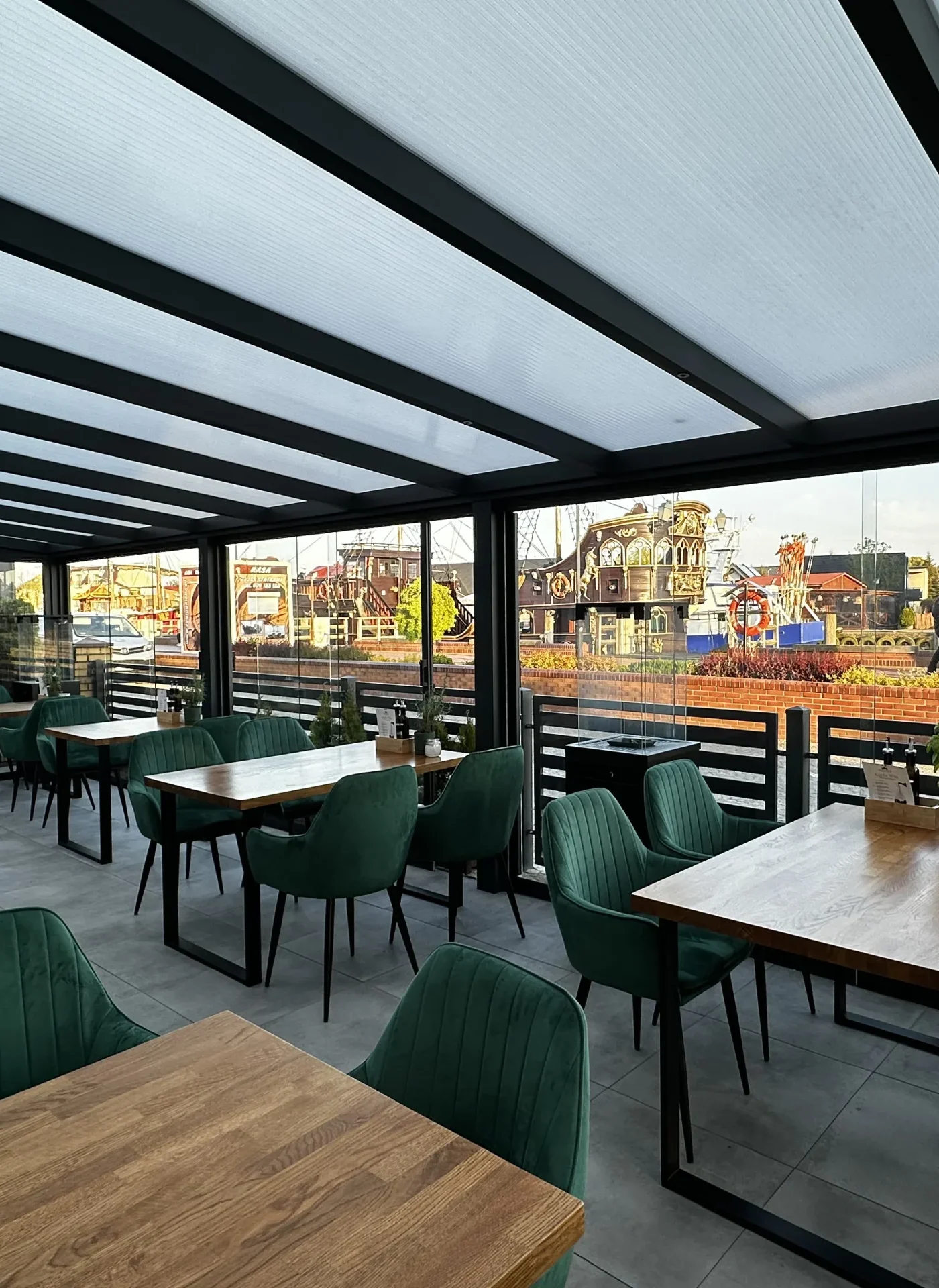 Nowoczesne Zadaszenia Tarasu dla HORECA: Zwiększ Zyski Restauracji i Hotelu dzięki Ogrodom Zimowym Letnim