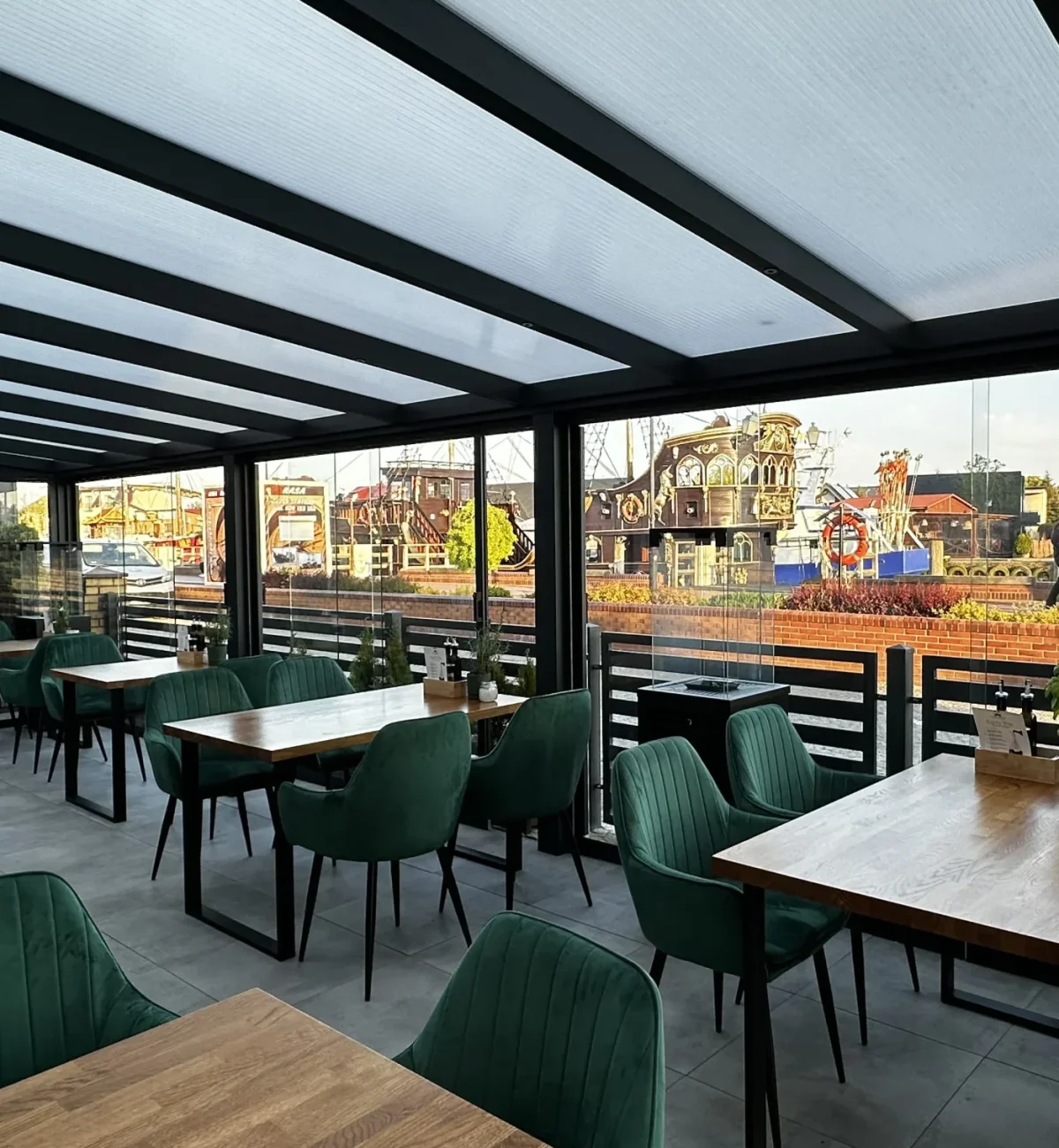 Nowoczesne Zadaszenia Tarasu dla HORECA: Zwiększ Zyski Restauracji i Hotelu dzięki Ogrodom Zimowym Letnim