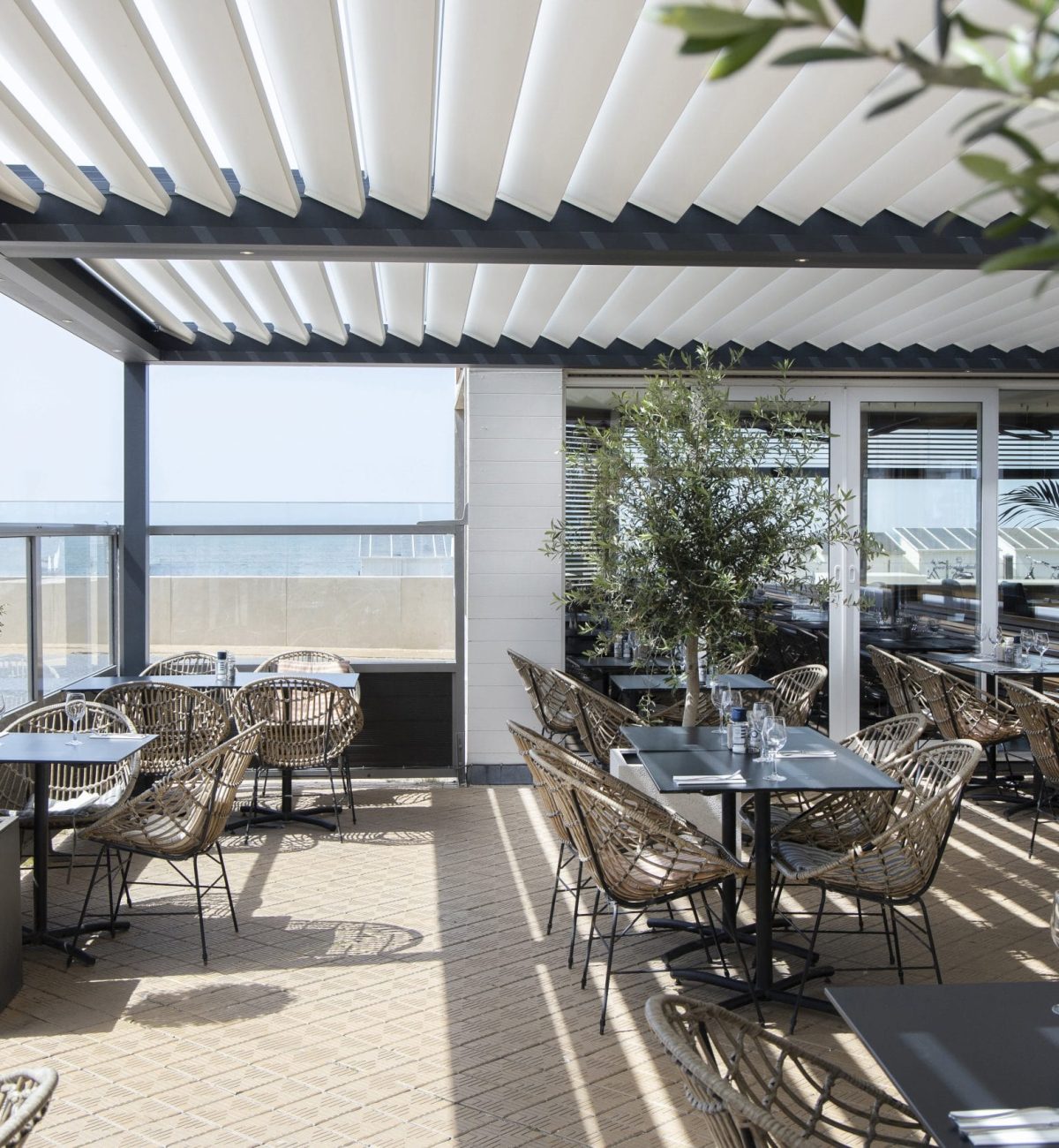 Nowoczesne Zadaszenia Tarasu dla HORECA: Zwiększ Zyski Restauracji i Hotelu dzięki Ogrodom Zimowym Letnim