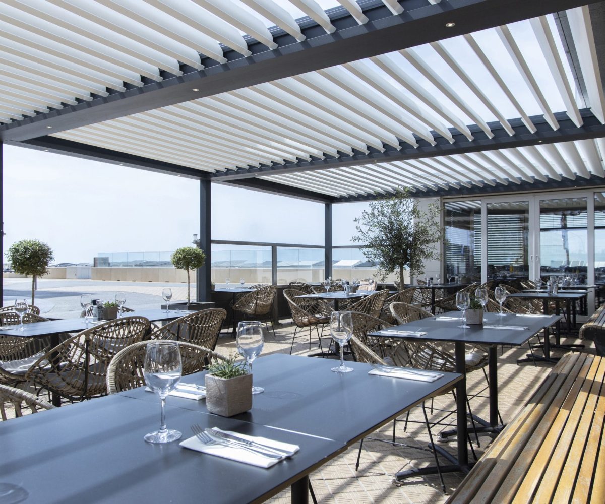 pergola lamelowa aluminiowa z regulowanym dachem