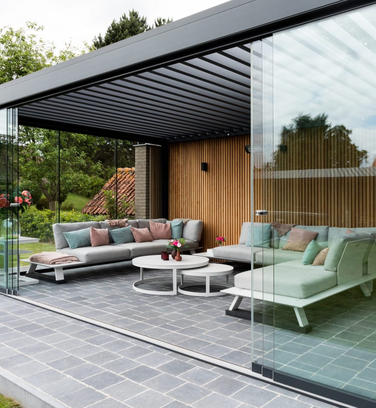 stylowa pergola tarasowa z lamelami – aluminiowa konstrukcja